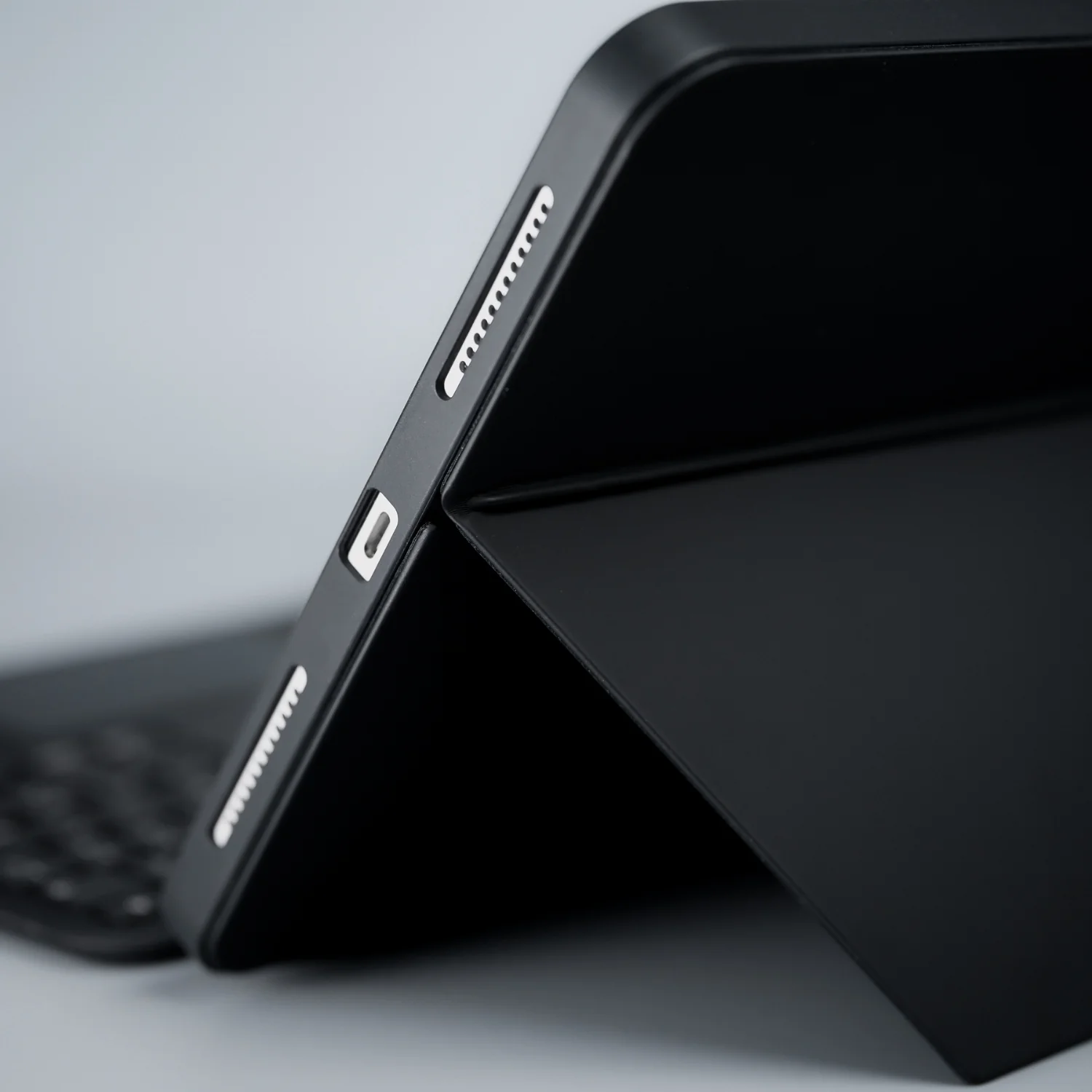 Detachable Keyboard Case | Black | iPad 10th & 11th gen | D25IPA109KBC2QYBK - Image 4